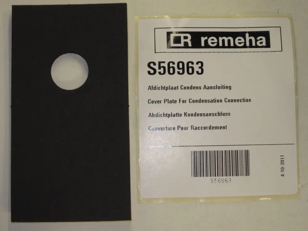 Schwarze Abdichtplatte mit rundem Ausschnitt auf einer Verpackung mit Informationen zu einem Remeha Produkt, inklusive Bezeichnung und Barcode.